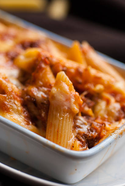 gebackene penne pasta mit tomaten sauce und käse - penne rigatoni pasta tomato pasta stock-fotos und bilder