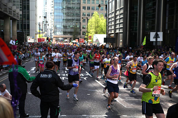 london maraphon, corridori su strada - london marathon foto e immagini stock