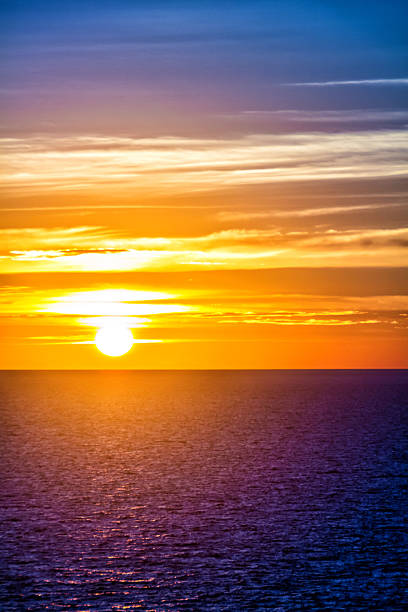 naranja puesta de sol sobre el mar de agua - sky landscape horizon over water sunlight fotografías e imágenes de stock