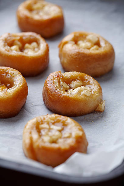 apple tartines mini apple tarts fresh from the oven mini apple tart stock pictures, royalty-free photos & images