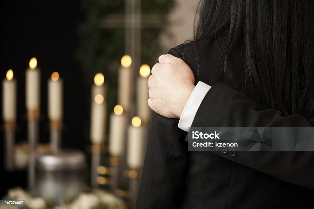 Menschen im Gebirge funeral Trösten einander - Lizenzfrei Begräbnis Stock-Foto