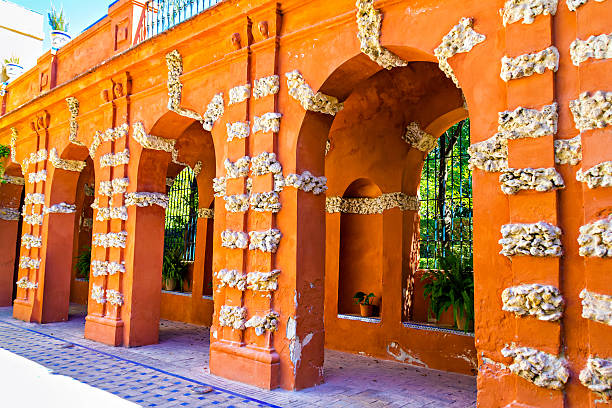 el alcázar patio - seville alcazar palace sevilla arch fotografías e imágenes de stock