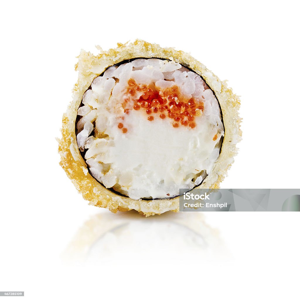 Tradycyjne japońskie sushi rolki świeże na białym tle - Zbiór zdjęć royalty-free (Azja)