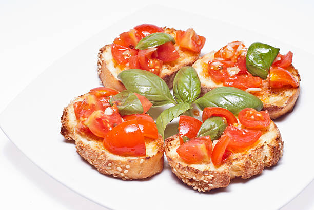 bruschette, italiano entrada - bruschetta cutting board italy olive oil imagens e fotografias de stock