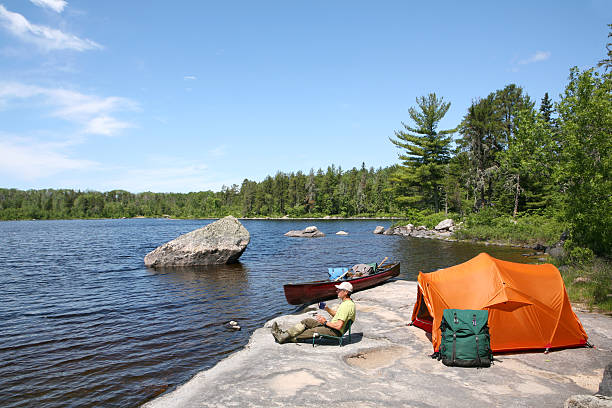 カヌーキャンプ - boundary waters canoe area ストックフォトと画像