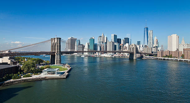 The New York Downtown w Brooklyn Bridge and Brooklyn park stock photo