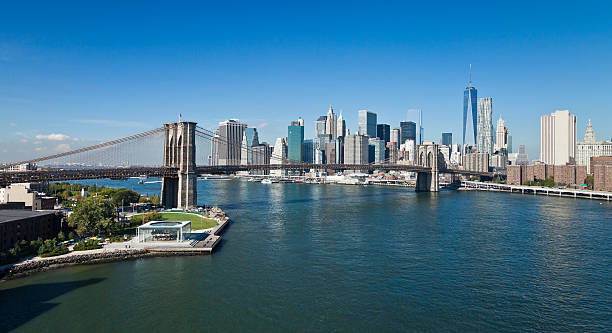 O w New York Downtown Brooklyn Bridge e a Brooklyn park - foto de acervo