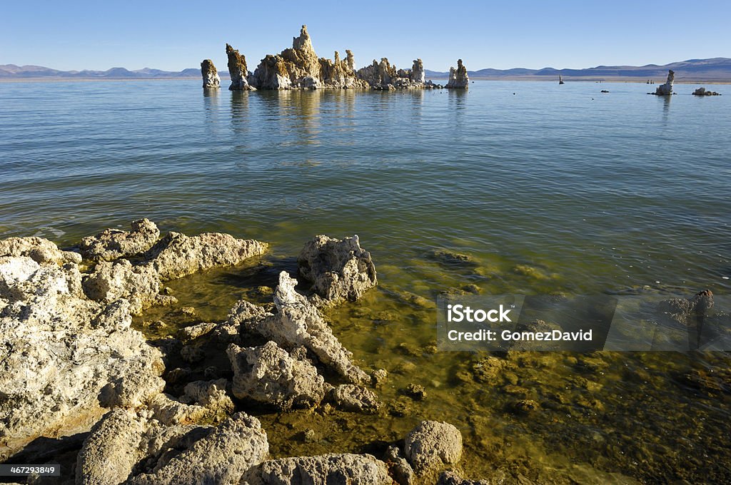 Mono Lake und Tuff Sandsteinfelsen - Lizenzfrei Farbbild Stock-Foto