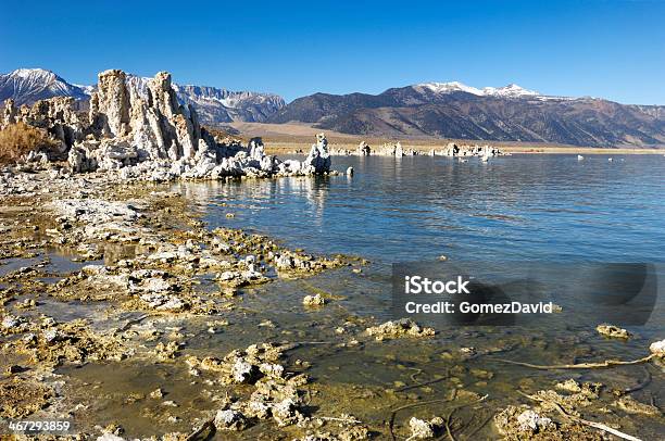 Lago Mono E Tufo Rocciose - Fotografie stock e altre immagini di Acqua - Acqua, Ambientazione esterna, Bellezza naturale