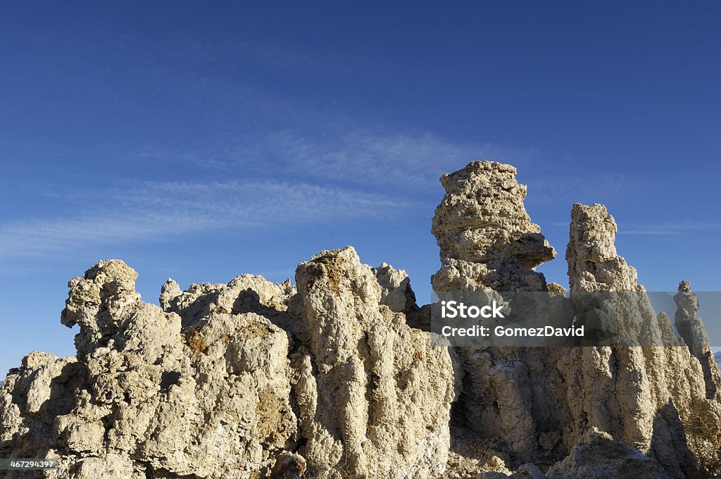 Tuff Sandsteinfelsen auf Bank of Mono Lake - Lizenzfrei Farbbild Stock-Foto