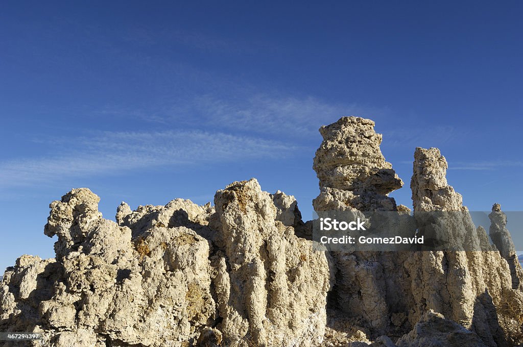 Tufo rocciose sulla banca del Lago Mono - Foto stock royalty-free di Acqua