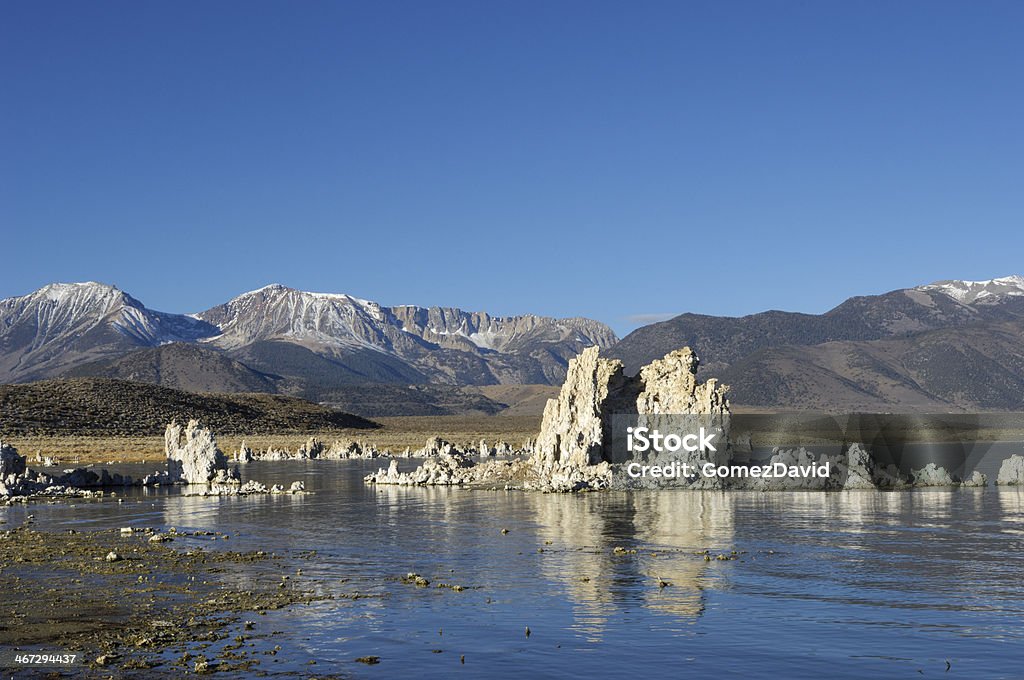 Mono Lake und Tuff Sandsteinfelsen - Lizenzfrei Farbbild Stock-Foto