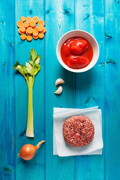 ingredienti pronta sul tavolo - meat ingredient vegetable clover foto e immagini stock