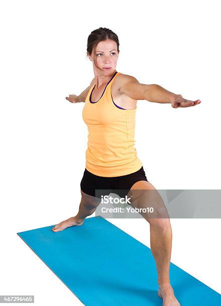 Vestibilità Femmina Lo Stretching E Di Fare Yoga - Fotografie stock e altre immagini di Abbigliamento sportivo - Abbigliamento sportivo, Adulto, Adulto in età matura