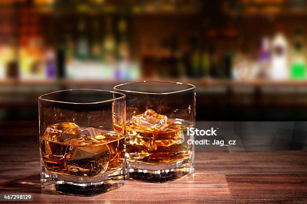 Whiskey - Fotografie stock e altre immagini di Whisky - Whisky, Sigaro, Cubetto di ghiaccio