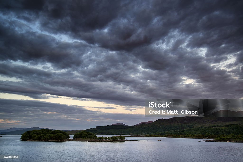 Bellissimo moody paesaggio dell'Alba sul lago calmo - Foto stock royalty-free di Acqua