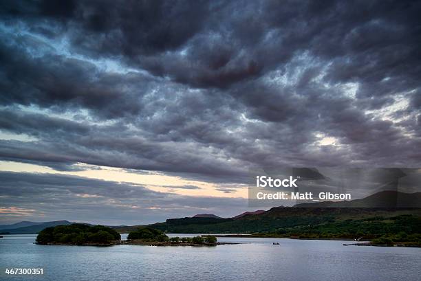 Bellissimo Moody Paesaggio Dellalba Sul Lago Calmo - Fotografie stock e altre immagini di Acqua