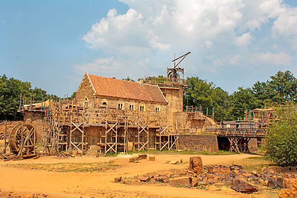 guédelon средневековой постройки - the ramparts стоковые фото и изображения