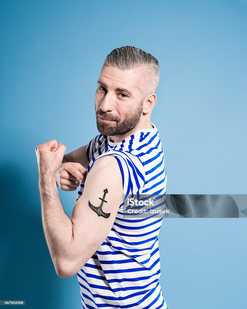 Deutsche Seemann Mann mit tatoo seine Anker - Lizenzfrei Tätowierung Stock-Foto