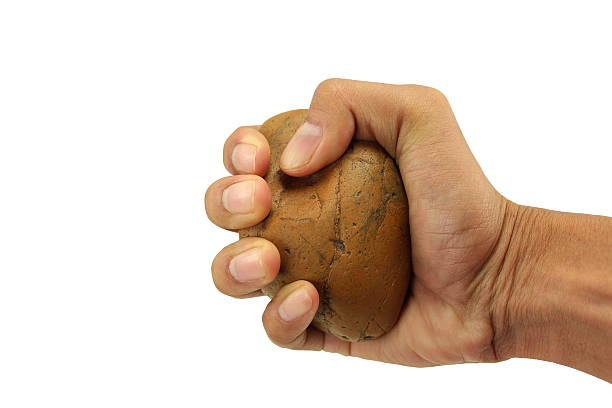 рука держит камнями - throwing stone human hand rock стоковые фото и изображения