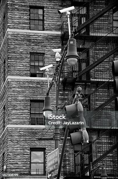 Cámaras De Vigilancia Y Cctv De Seguridad Calle Lampposts Manhattan Nueva York Foto de stock y más banco de imágenes de Aire libre