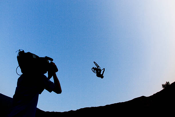 cameraman bicicleta de montaña - big air fotografías e imágenes de stock