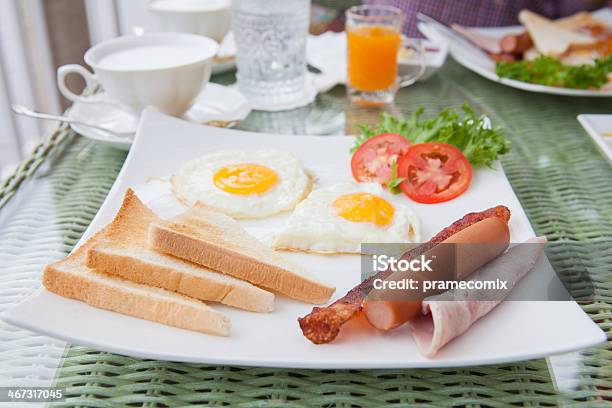 Huevos Y Tocino Foto de stock y más banco de imágenes de Alimentos cocinados - Alimentos cocinados, Blanco - Color, Ciudad pequeña estadounidense