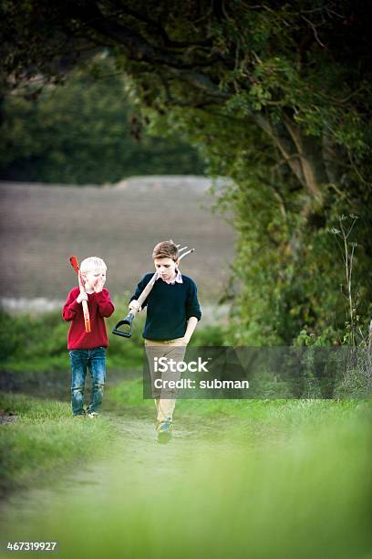 Camminare Parlare - Fotografie stock e altre immagini di Albero - Albero, Piantare, Ambientazione esterna