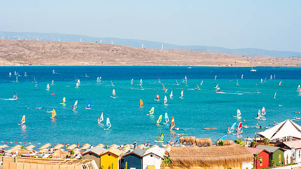 windsurf en alacati - spraying beaches summer sunlight fotografías e imágenes de stock