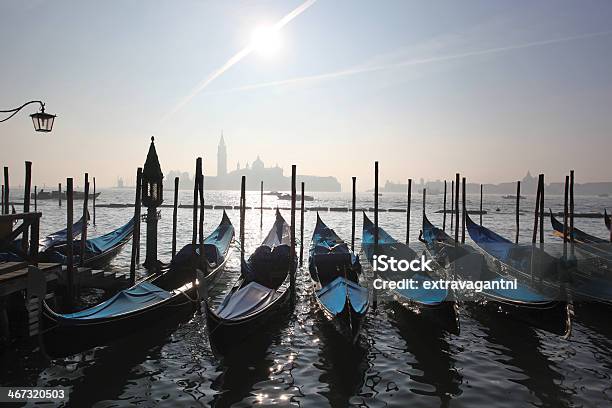 Foto de Veneza Com Gôndolas No Grand Canal Na Itália e mais fotos de stock de Ajardinado - Ajardinado, Arquitetura, Basílica