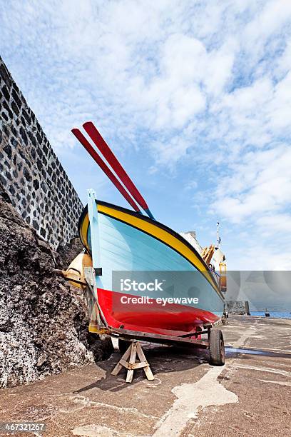 Colorata Barca Pesca Calhau Pico Azzorre - Fotografie stock e altre immagini di Arcipelago - Arcipelago, Azzorre, Composizione verticale