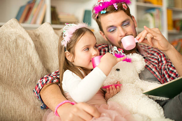 bonita filha e seu pai ter a princess. - applying make up - fotografias e filmes do acervo