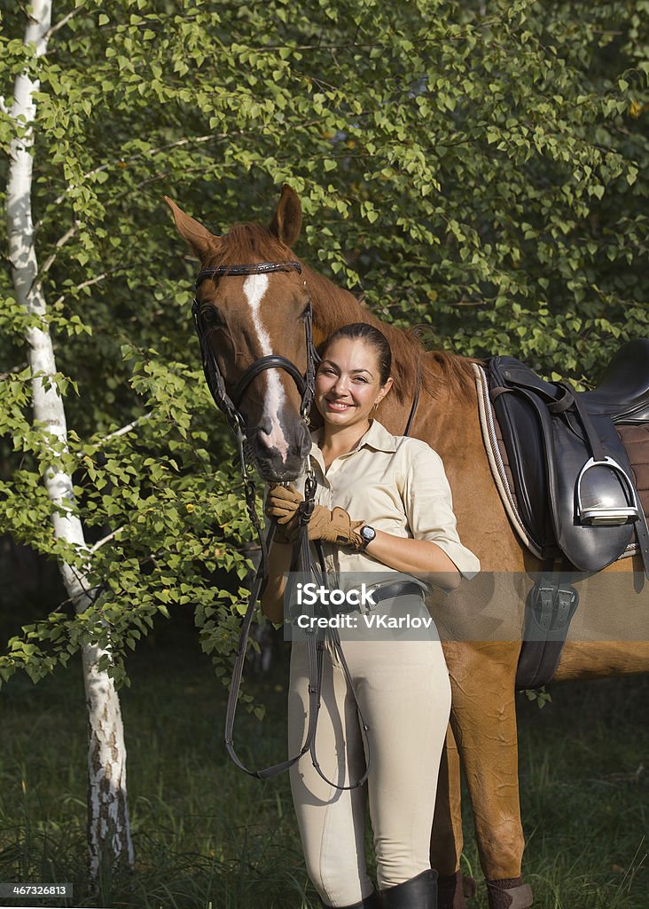 Portret młodego uśmiechającego się brunette kobieta z brązowy Koń - Zbiór zdjęć royalty-free (Brązowe włosy)