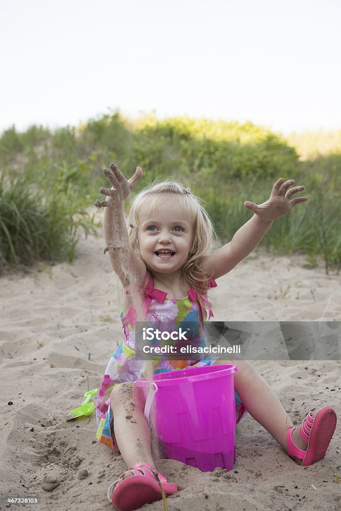 笑う Blue Eyed ガールの見上げるビーチでカメラ - 1人のロイヤリティフリーストックフォト
