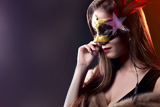 frau mit karneval venezianische maske auf verwischen hintergrund.  masq - women masquerade mask mardi gras front view stock-fotos und bilder