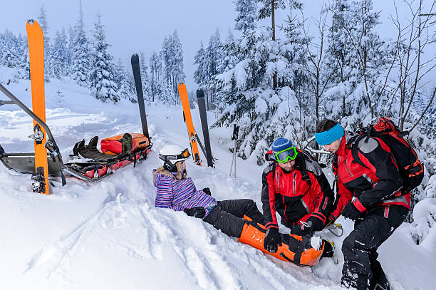 Ski patrol team rescue Frau Gebrochenes Bein – Foto