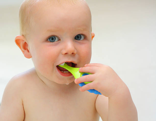 baby boy seine zähne putzen - child brushing human teeth brushing teeth stock-fotos und bilder