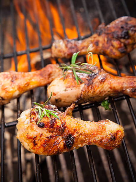 pernas de frango - grilled chicken chicken barbecue fire imagens e fotografias de stock
