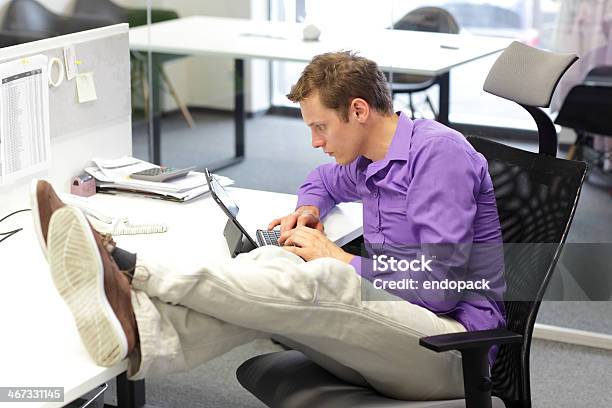 Cattiva Postura Da Seduti In Ufficio - Fotografie stock e altre immagini di Abbigliamento casual - Abbigliamento casual, Abbigliamento da lavoro, Adulto