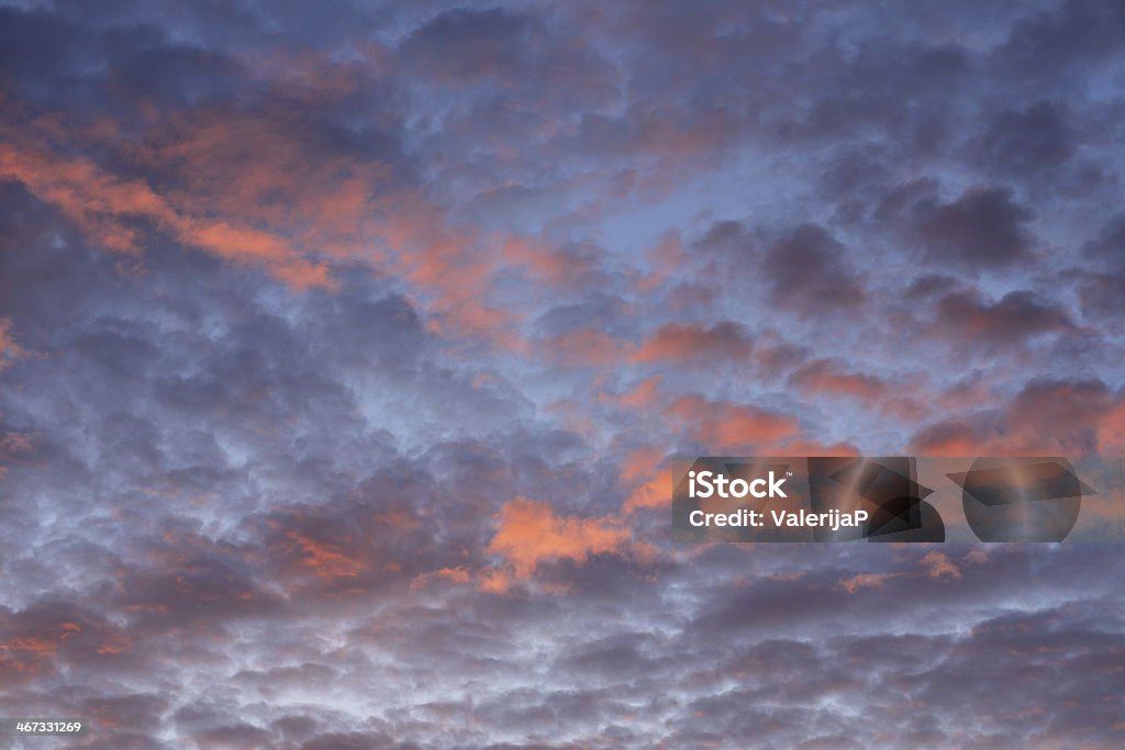 Farbenfrohen Sonnenuntergang. Dramatischer Himmel - Lizenzfrei Abenddämmerung Stock-Foto