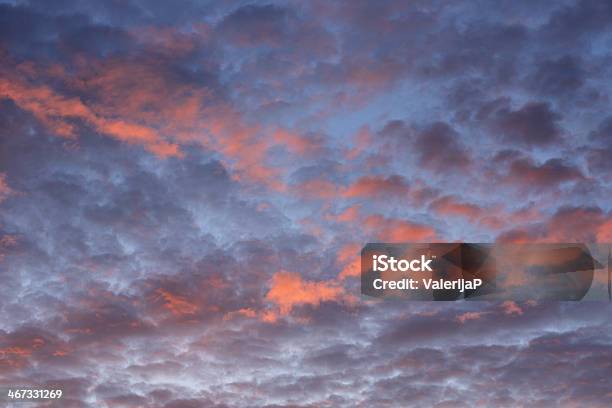 Farbenfrohen Sonnenuntergang Dramatischer Himmel Stockfoto und mehr Bilder von Abenddämmerung - Abenddämmerung, Bedeckter Himmel, Bildhintergrund