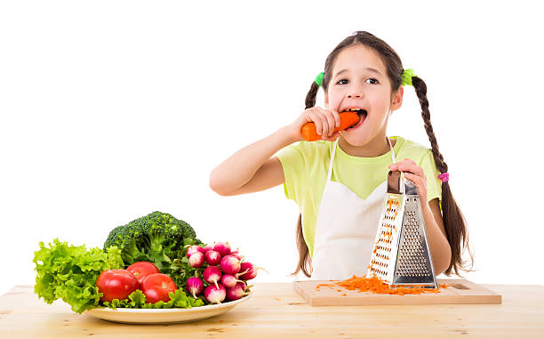 chica con rallador de comer las zanahorias - leaf vegetable salad child spring fotografías e imágenes de stock