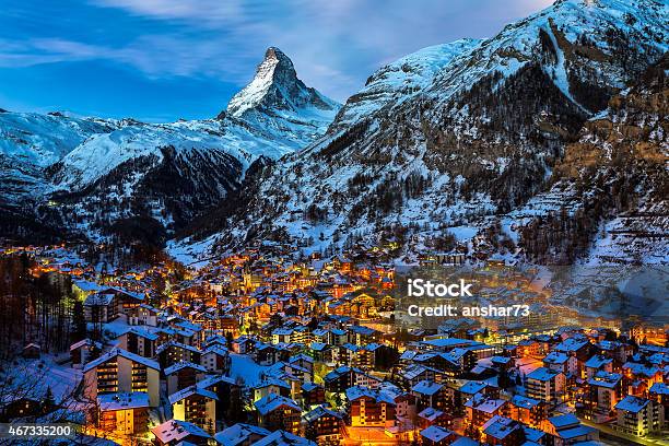 Luftbild Auf Zermatt Valley Und Matterhorn Peak Bei Sonnenaufgang Stockfoto und mehr Bilder von Schweiz