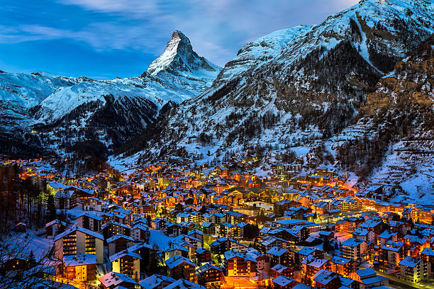 veduta aerea di zermatt valle e a monte cervino picco all'alba - european alps switzerland glacier high angle view foto e immagini stock