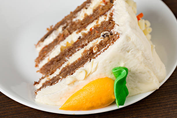 makro bild von einem stück carrot cake - portion serving size copy space icing stock-fotos und bilder