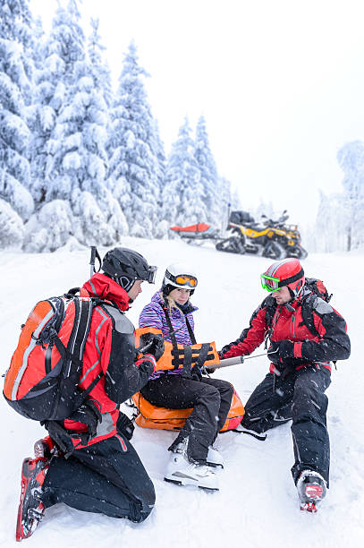 Ski patrol equipe de resgate mulher Braço Quebrado - foto de acervo