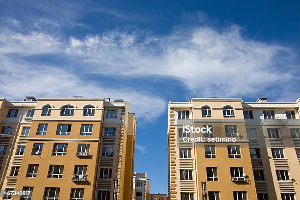 Foto de Edifício De Apartamentos e mais fotos de stock de Alto - Descrição Geral - Alto - Descrição Geral, Apartamento, Arquitetura