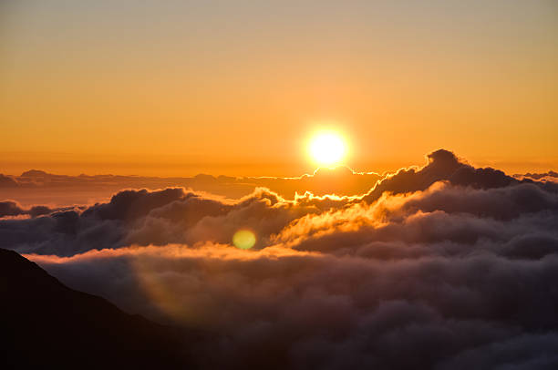 nascer do sol em cratera de haleakala-maui, havaí - haleakala crater imagens e fotografias de stock