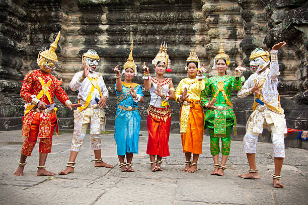cambodians en vestido nacional constituye para los turistas, camboya. - ankor fotografías e imágenes de stock