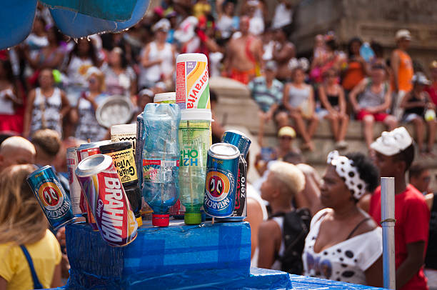 álcool e outras bebidas para venda durante o carnaval - carnival spirit imagens e fotografias de stock